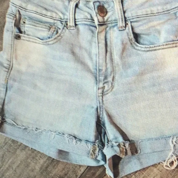 🦅AE high waist light wash denim shorts SZ 4 - Picture 2 of 2
